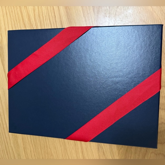 Ralph Lauren Gift Boxes (Set of 2) – Elegant Navy with Red Ribbon - Picture 8 of 12